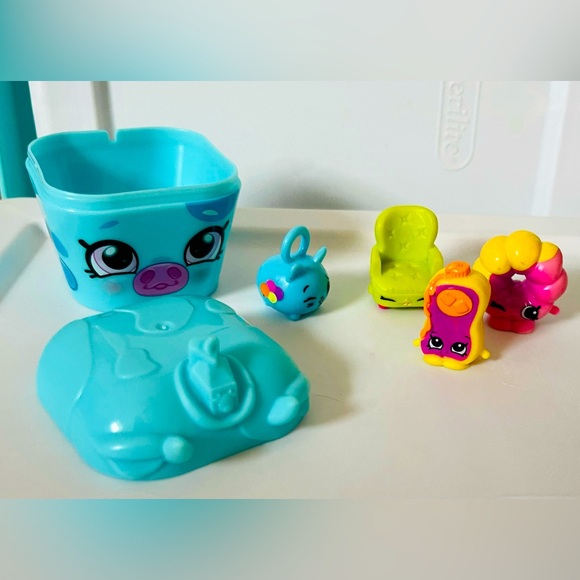 Shopkins Collectibles - Shopkins Lot of 5 including storage box - Picture 1 of 6